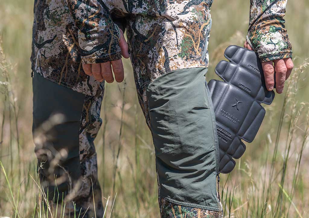 Vented hunting pants with knee pads