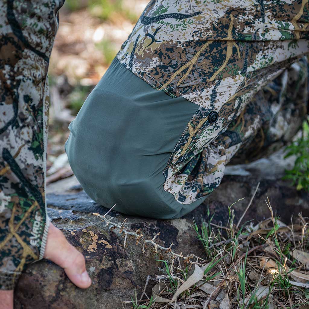 Vented hunting pants with knee pads